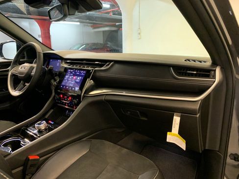 Used 2023 Jeep Grand Cherokee L Laredo image 63