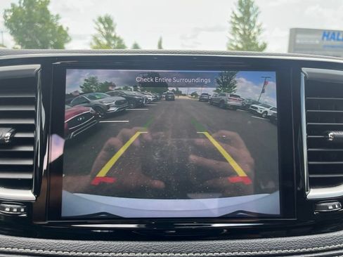 Used 2023 Chrysler Pacifica Touring-L FWD image 17