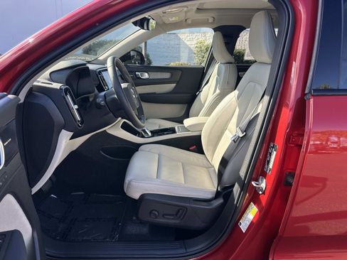 Certified 2024 Volvo XC40 B5 Plus w/ Climate Package image 17