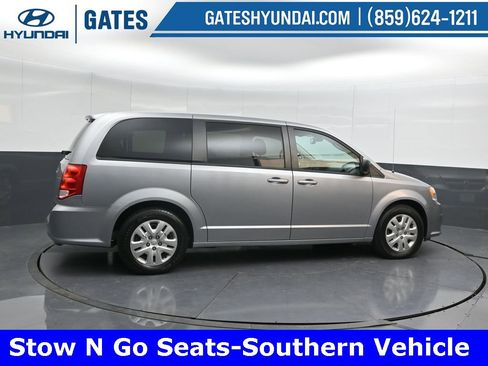 Used 2018 Dodge Grand Caravan SE w/ UConnect Hands-Free Group image 3