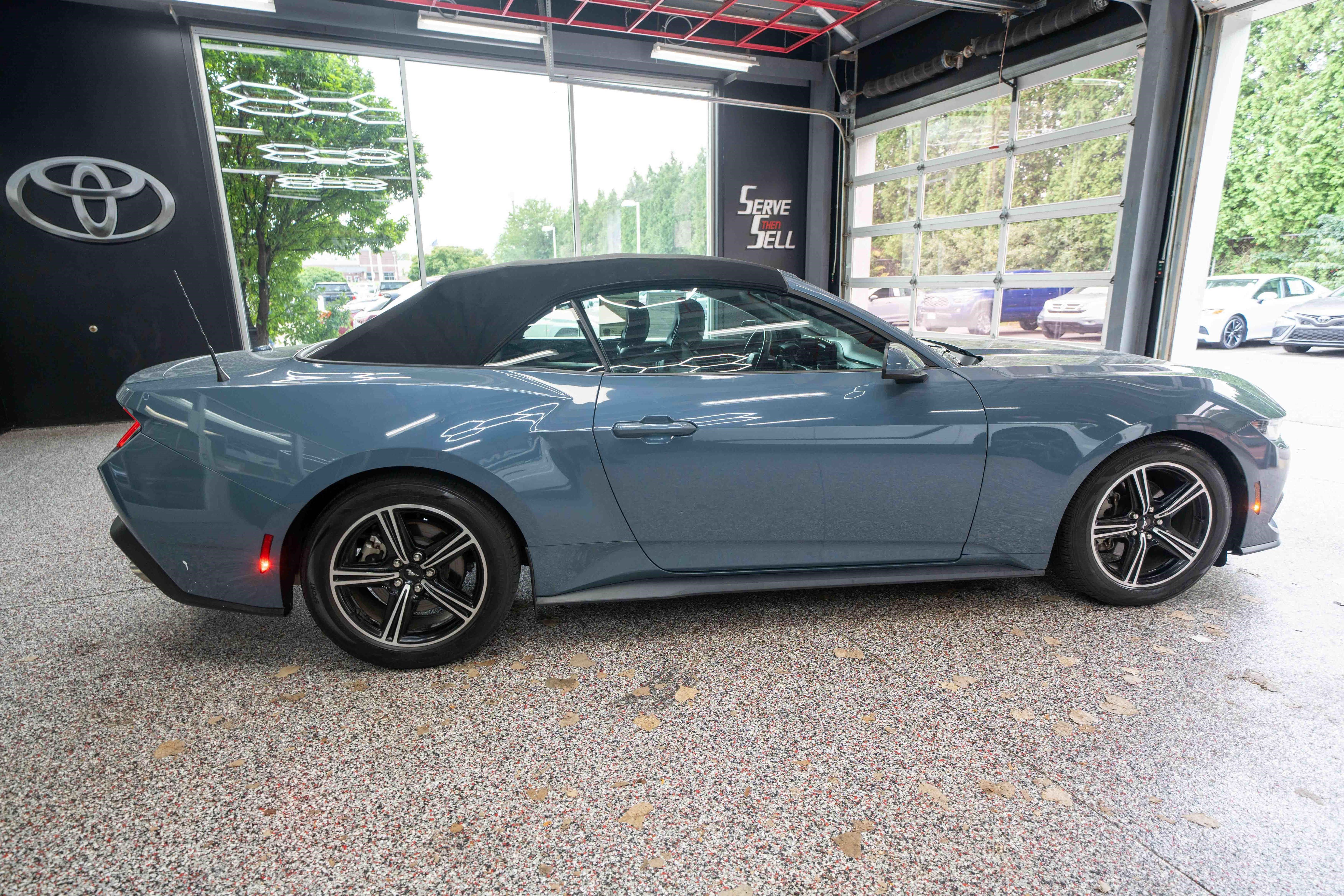 Used 2024 Ford Mustang Convertible RWD image 4