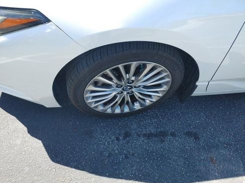 Used 2019 Toyota Avalon Limited image 4