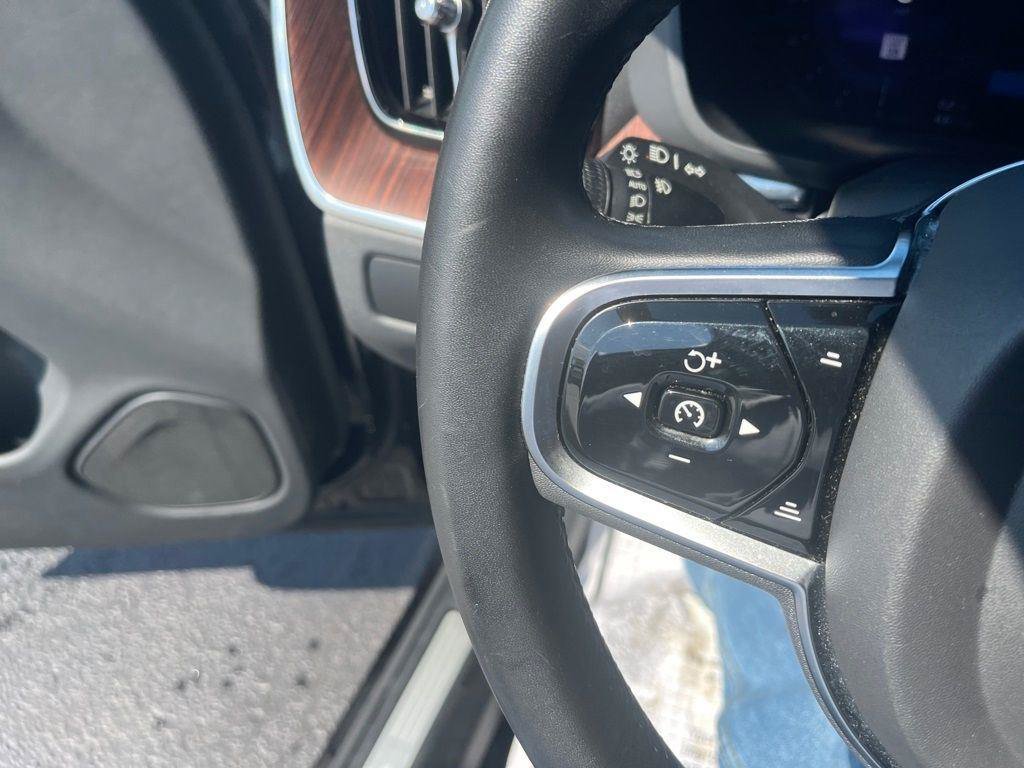 Used 2023 Volvo XC60 B5 Plus AWD/4WD image 11