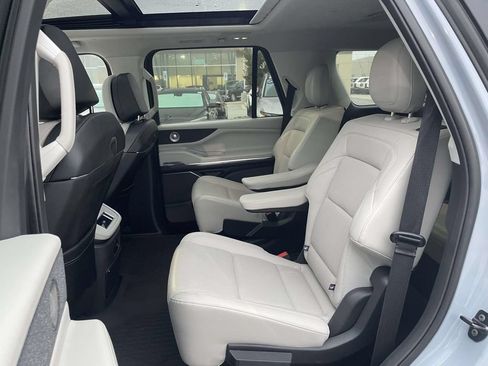 Used 2025 Lincoln Navigator Reserve AWD/4WD image 4
