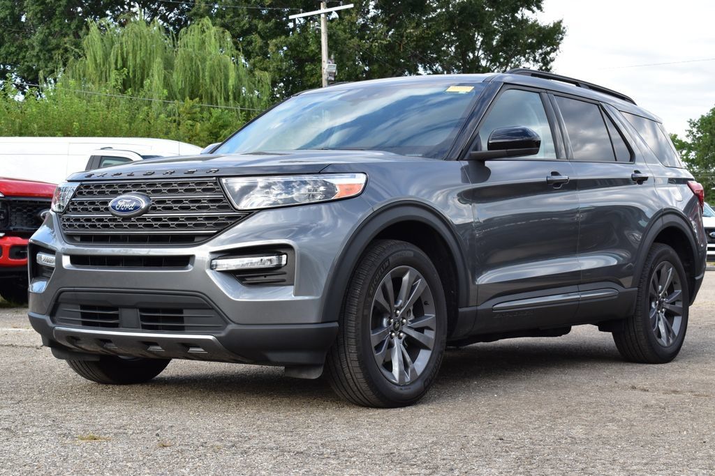 Used 2024 Ford Explorer XLT w/ Equipment Group 202A AWD/4WD image 1