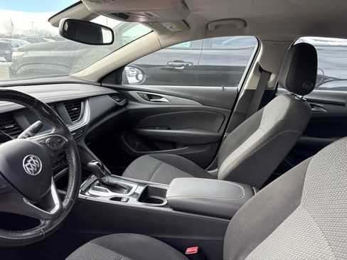 Used 2018 Buick Regal Preferred image 4