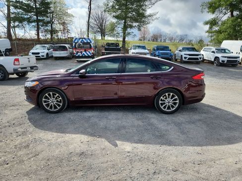 Used 2017 Ford Fusion SE w/ Fusion SE Technology Package image 2