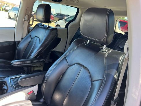 Used 2023 Chrysler Pacifica Touring-L FWD image 23