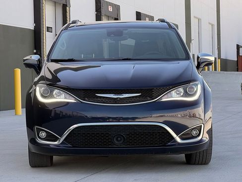 Used 2019 Chrysler Pacifica Limited w/ Tire & Wheel Group FWD image 6