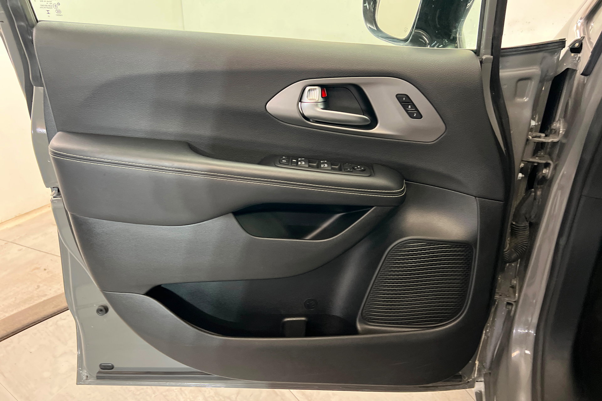 Used 2025 Chrysler Pacifica Select FWD image 15