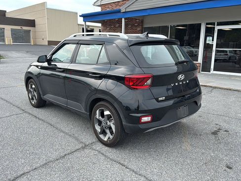 Used 2022 Hyundai Venue SEL FWD image 3