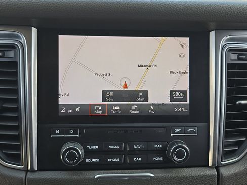 Used 2018 Porsche Macan AWD/4WD image 25