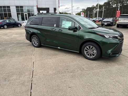 New 2026 Toyota Sienna XLE image 9