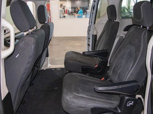Used 2022 Chrysler Voyager LX FWD image 13