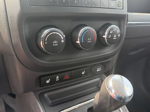 Used 2011 Jeep Compass Latitude AWD/4WD image 32