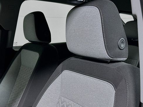 Used 2023 Chevrolet Equinox LS image 19