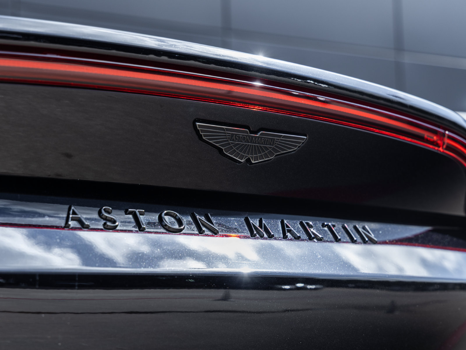 Used 2023 Aston Martin V8 Vantage Coupe RWD image 13