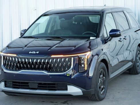 Used 2025 Kia Carnival image 45