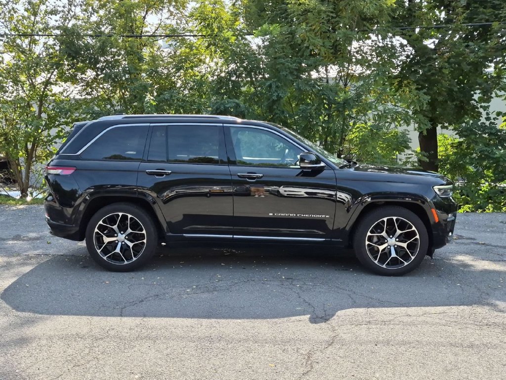 Used 2022 Jeep Grand Cherokee Summit AWD/4WD image 2