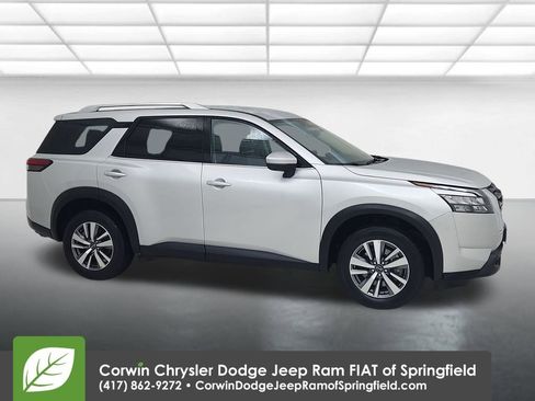 Used 2025 Nissan Pathfinder SL image 1