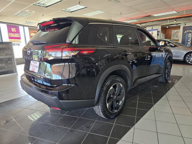 Used 2025 Nissan Rogue SV FWD image 4