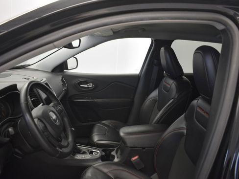 Used 2019 Jeep Cherokee Trailhawk w/ Cold Weather Group image 30