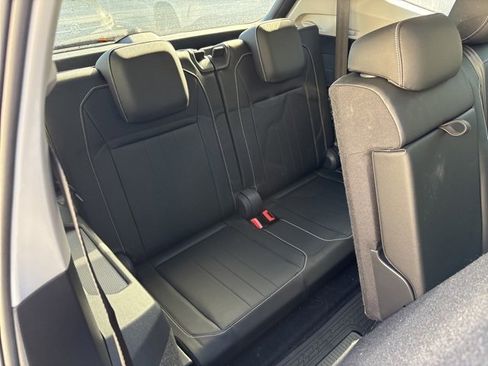 Used 2023 Volkswagen Tiguan SE w/ Panoramic Sunroof Package image 8