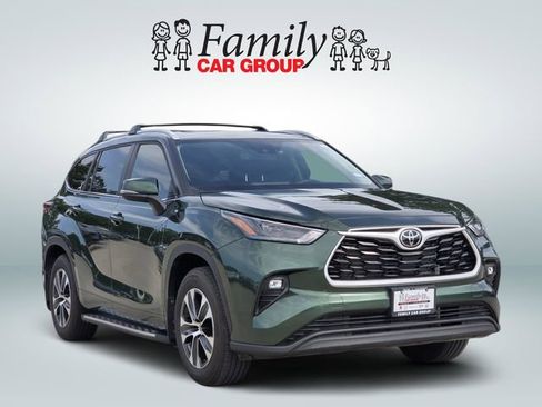 Certified 2025 Toyota Highlander XLE FWD image 2