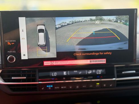 Used 2025 Toyota Sienna Platinum image 11