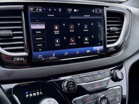 Used 2025 Chrysler Pacifica Select image 28