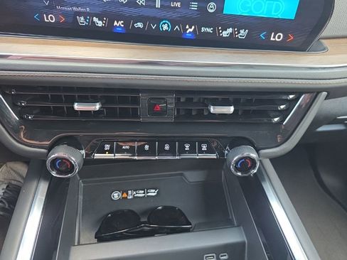 Used 2025 Chevrolet Tahoe High Country AWD/4WD image 21