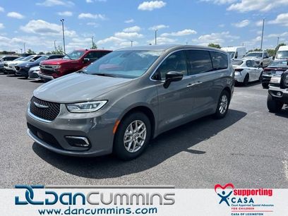 Used 2025 Chrysler Pacifica Select