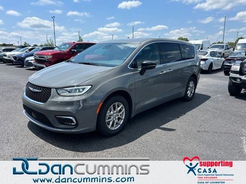 Used 2025 Chrysler Pacifica Select FWD image 1
