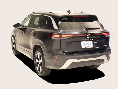 Used 2025 Volkswagen Tiguan SE FWD image 8