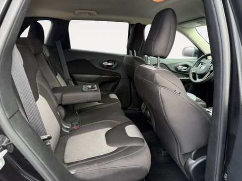 Used 2014 Jeep Cherokee Latitude w/ Comfort/Convenience Group image 18