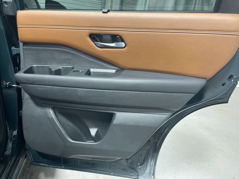 Used 2024 Nissan Pathfinder Platinum image 16