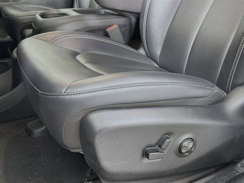 Used 2025 Chrysler Pacifica Select image 23