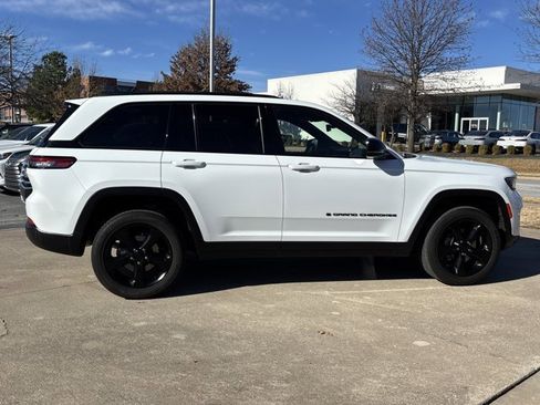 Used 2023 Jeep Grand Cherokee Altitude image 2