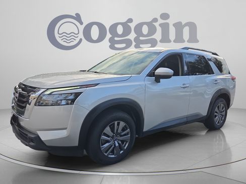 Used 2025 Nissan Pathfinder SV FWD image 1