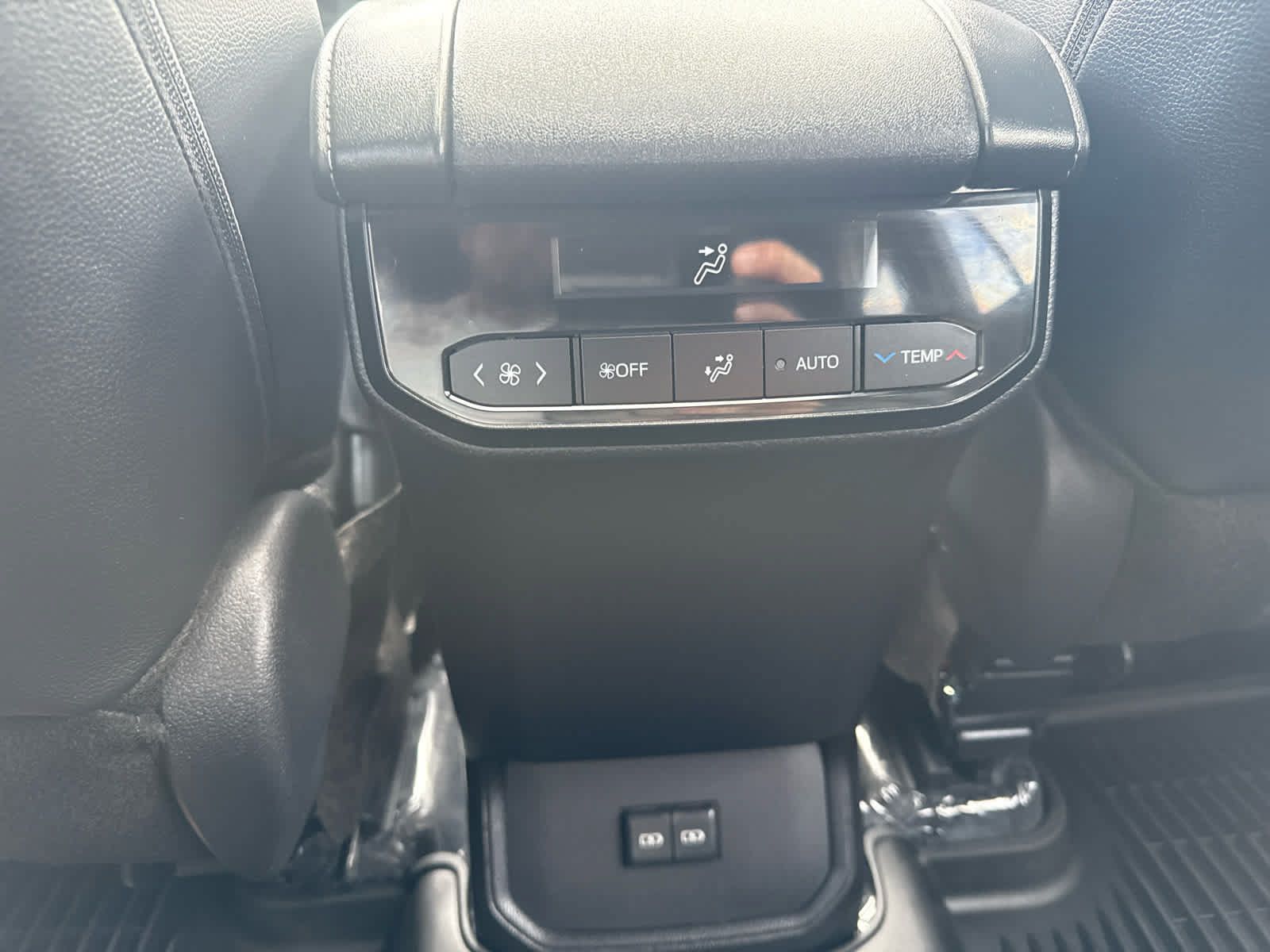 Used 2024 Toyota Highlander XLE AWD/4WD image 16