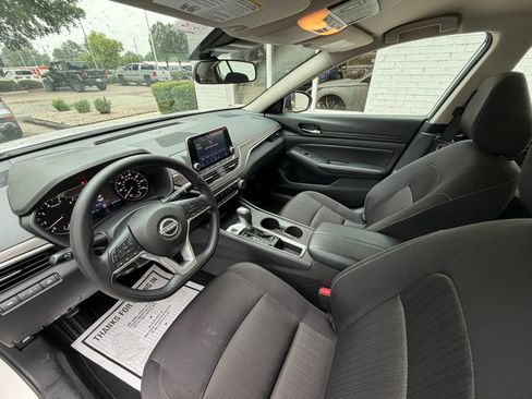 Used 2025 Nissan Altima 2.5 SV FWD image 19