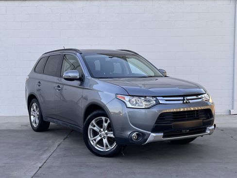 Used 2015 Mitsubishi Outlander SE image 1