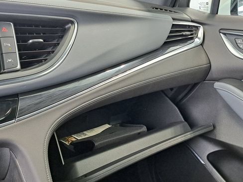 Used 2023 Buick Enclave Essence image 19