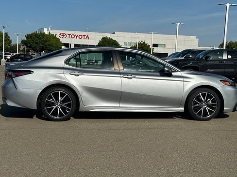 Used 2021 Toyota Camry SE FWD image 3
