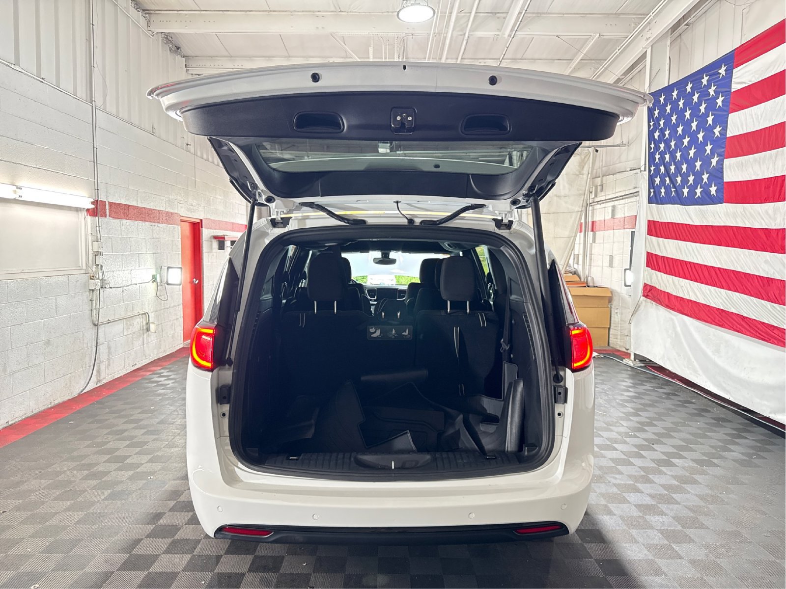 Used 2020 Chrysler Pacifica Touring w/ S Appearance Package FWD image 12
