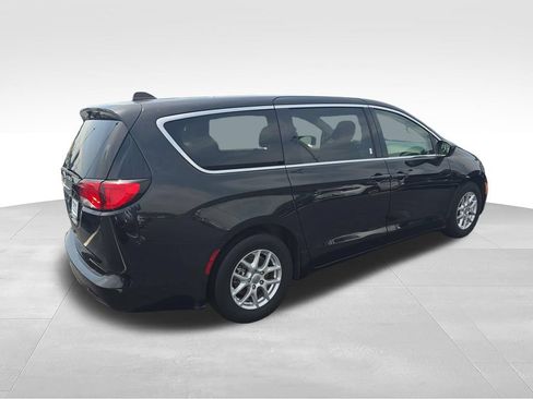 Used 2023 Chrysler Voyager LX FWD image 5