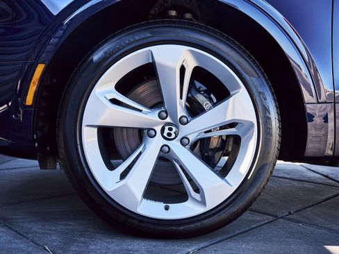 Used 2025 Bentley Bentayga Extended Wheelbase AWD/4WD image 3