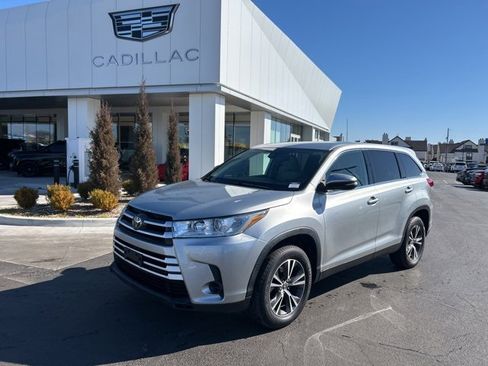 Used 2019 Toyota Highlander LE image 2