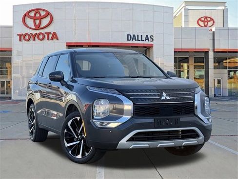 Used 2024 Mitsubishi Outlander SE image 1