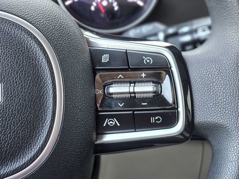 Used 2022 Kia Carnival LX image 19